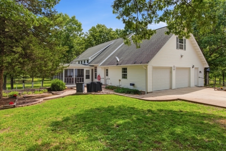 Country Home and Estate in West Plains, Howell County, Missouri - image 31