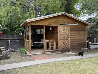 Charming in Town home with separate guest house - image 6