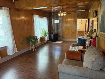Charming in Town home with separate guest house - image 15