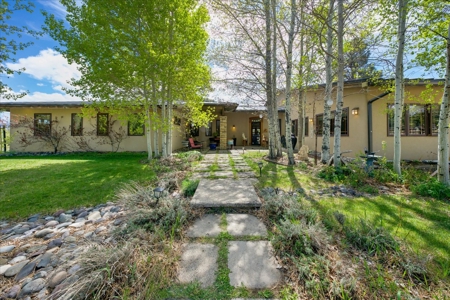 Luxury Mountain Retreat with Premier Equestrian Facilities - image 1