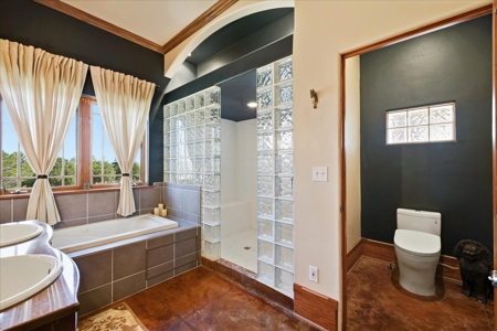 Luxury Mountain Retreat with Premier Equestrian Facilities - image 14