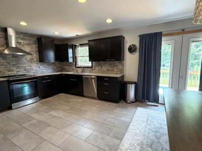 For Sale 3 Bed, 3 bath Home With Large Backyard Move-in Ready! - image 9