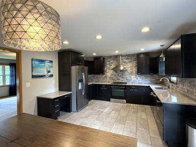 For Sale 3 Bed, 3 bath Home With Large Backyard Move-in Ready! - image 7