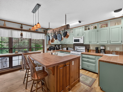 Spacious Home with Guest House on 10 Acres With a Pond - image 11