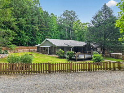 Spacious Home with Guest House on 10 Acres With a Pond - image 4