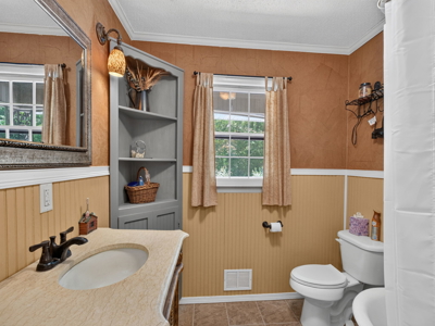 Spacious Home with Guest House on 10 Acres With a Pond - image 26