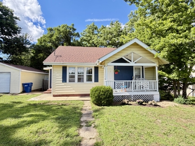 Charming 2BD Cottage With Hardwood Floors For Sale in Salem, MO - image 1