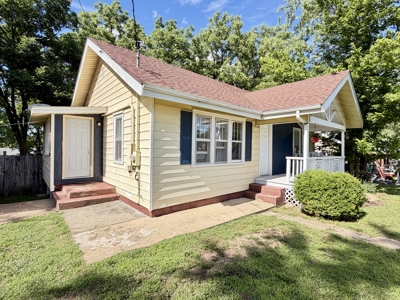 Charming 2BD Cottage With Hardwood Floors For Sale in Salem, MO - image 2