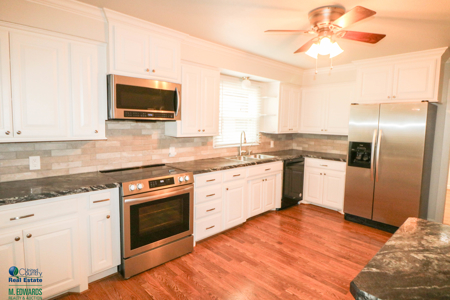 PRICED TO SELL IN EARTH TX 3/2/1 With HUGE Backyard! - image 4
