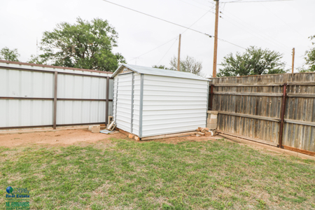 PRICED TO SELL IN EARTH TX 3/2/1 With HUGE Backyard! - image 13