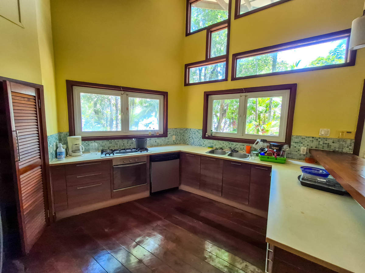 Titled Beachfront Home — Isla Carenero - 12