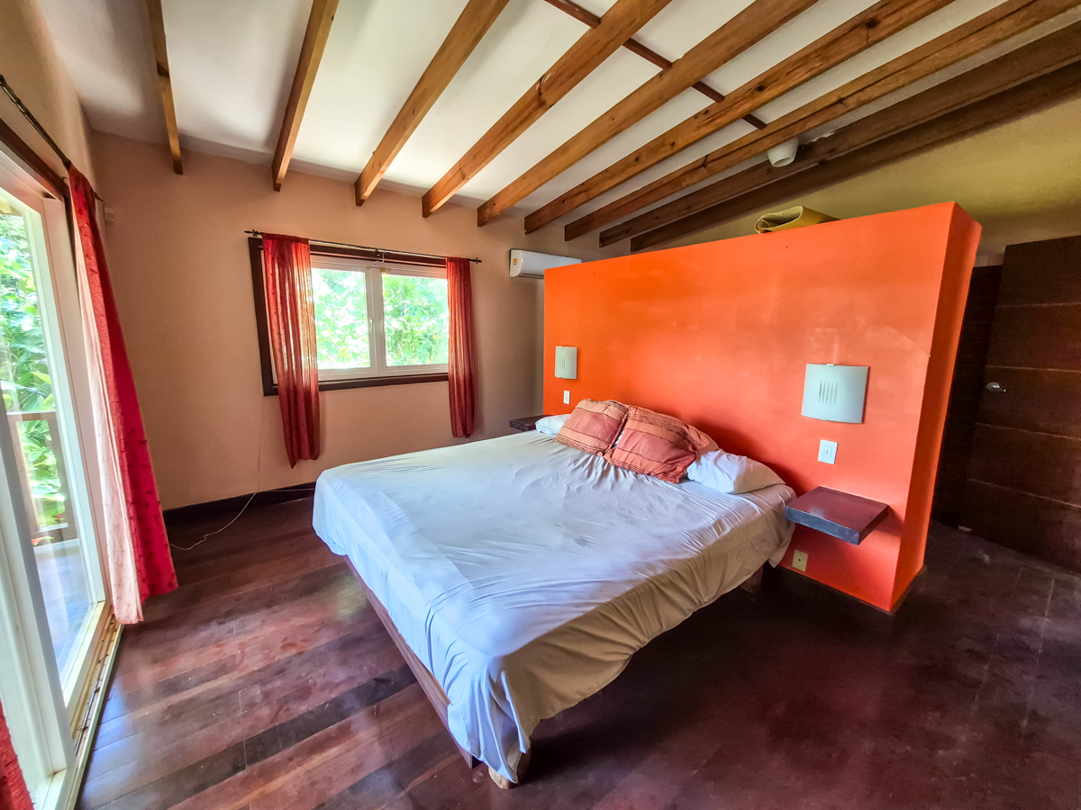Titled Beachfront Home — Isla Carenero - 19