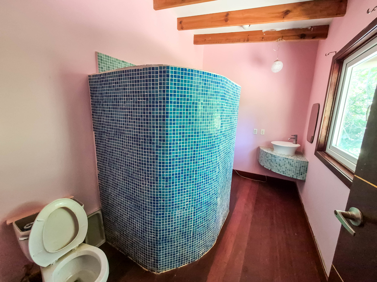 Titled Beachfront Home — Isla Carenero - 30