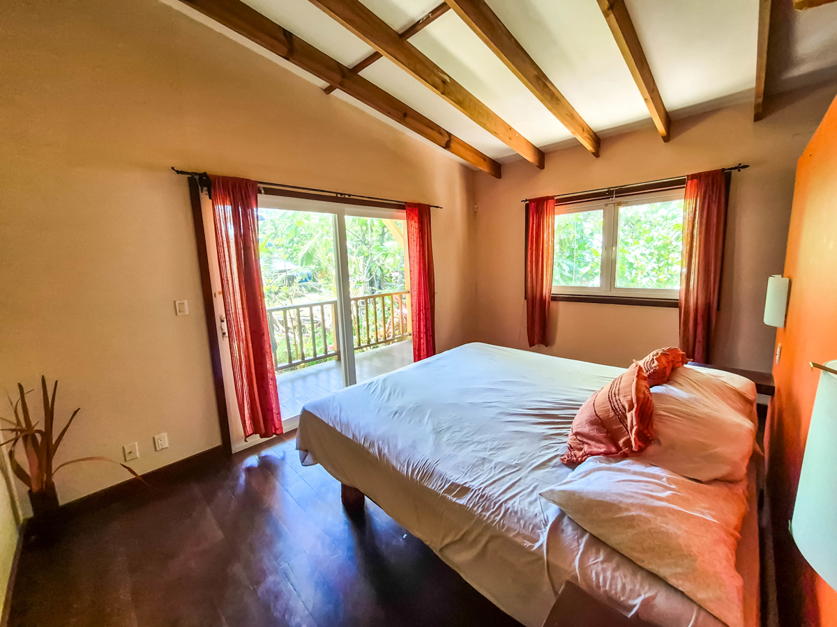 Titled Beachfront Home — Isla Carenero - 18