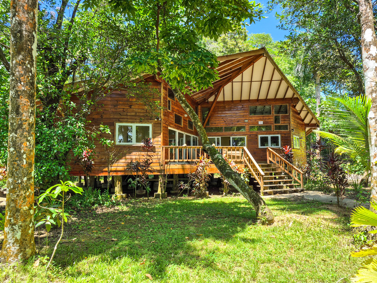 Titled Beachfront Home — Isla Carenero - 6