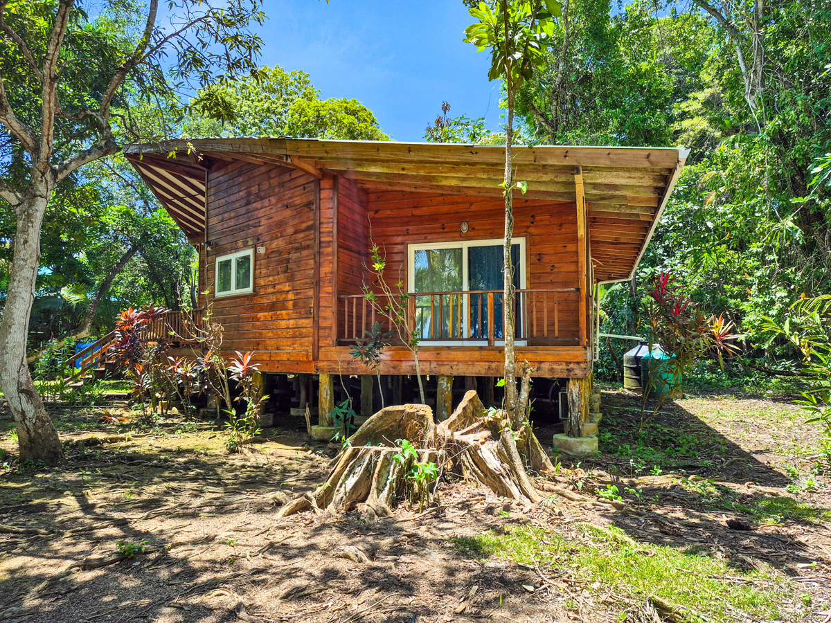 Titled Beachfront Home — Isla Carenero - 32