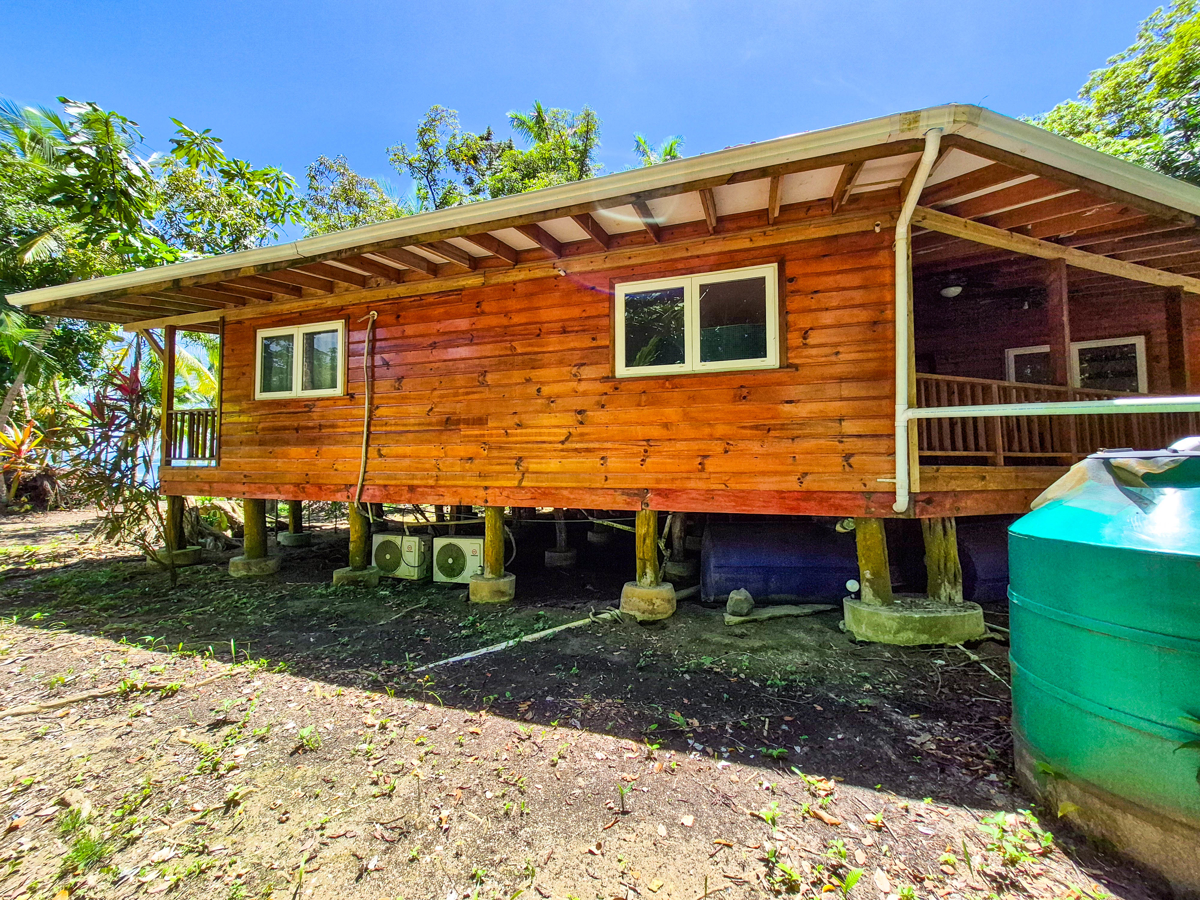 Titled Beachfront Home — Isla Carenero - 33