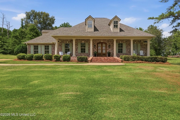 Clinton MS Home for Sale on 1.67 Acres with Pool