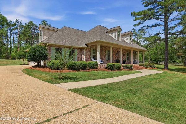 Clinton MS Home for Sale on 1.67 Acres with Pool