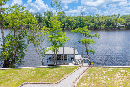 Suwannee River Home With Deep Water Floating Dock On Paved Road - image 2