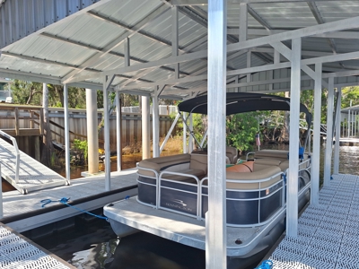 Suwannee River Home With Deep Water Floating Dock On Paved Road - image 32