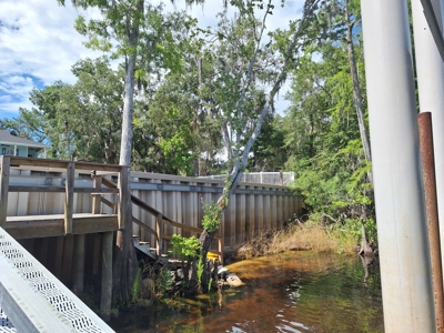 Suwannee River Home With Deep Water Floating Dock On Paved Road - image 35