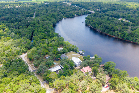Suwannee River Home With Deep Water Floating Dock On Paved Road - image 49