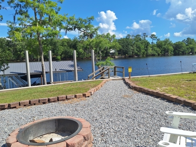 Suwannee River Home With Deep Water Floating Dock On Paved Road - image 29
