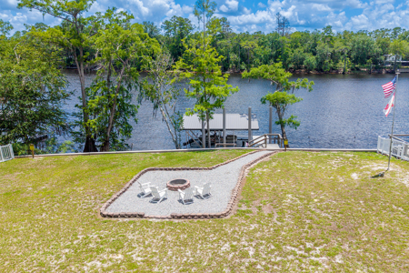 Suwannee River Home With Deep Water Floating Dock On Paved Road - image 3