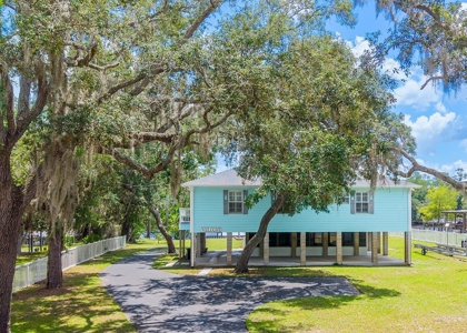 Suwannee River Home With Deep Water Floating Dock On Paved Road - image 4