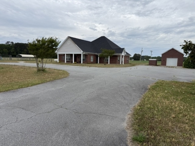 Multi-Use Country Property with 8 Bedrooms & 16 Acres - image 19