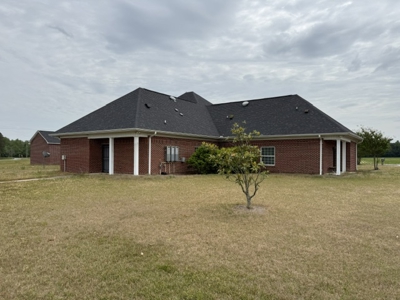 Multi-Use Country Property with 8 Bedrooms & 16 Acres - image 18