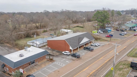 Income-Producing Commercial Real Estate For Sale in Weakley Co. - image 3