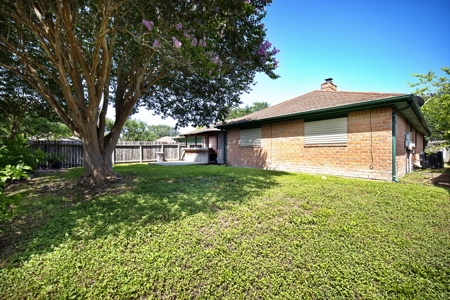 Beautiful home on corner lot in the Lakes Subdivision - image 7