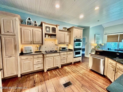 Luxury Country Estate on 70 Acres in Lawrence County - image 9
