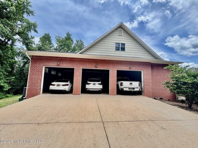 Luxury Country Estate on 70 Acres in Lawrence County - image 4