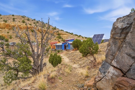 Off-Grid Yurt on 21.8 Acres Near Santa Fe, New Mexico - image 28