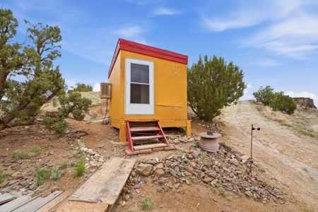 Off-Grid Yurt on 21.8 Acres Near Santa Fe, New Mexico - image 25