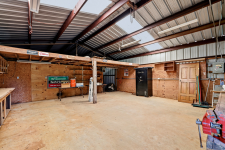 Log Home with Shop on 4.24 Acres in Kilgore ISD - image 33