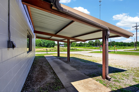 Commercial Property with Highway Frontage and 5 Acres. - image 7