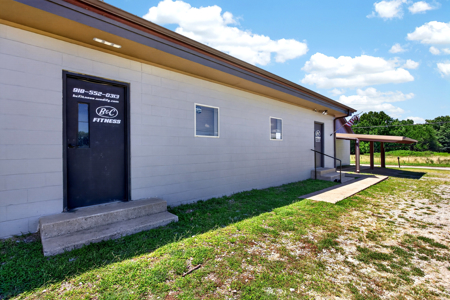 Commercial Property with Highway Frontage and 5 Acres. - image 6