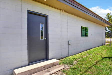 Commercial Property with Highway Frontage and 5 Acres. - image 11