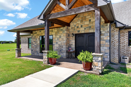 Luxury Estate with Multiple Income-Producing Properties - image 2