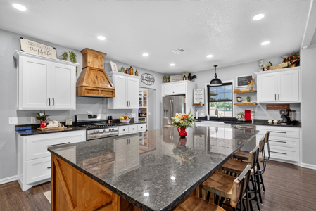 Luxury Estate with Multiple Income-Producing Properties - image 10