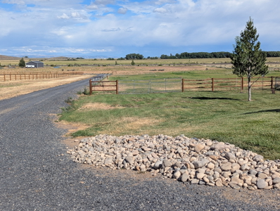 Eastern Oregon Custom Home With a View Outside Burns - image 34