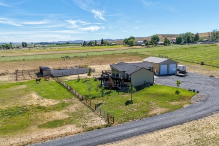 Eastern Oregon Custom Home With a View Outside Burns - image 6