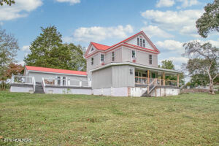 Classic 1907 Victorian masterpiece with nearly 3,400 sq ft - image 2