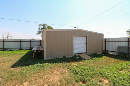 Great Starter Home or Investment Property! 3/2 W/Barn and Storage - image 21