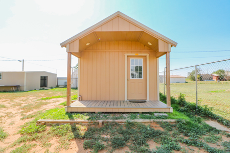 Great Starter Home or Investment Property! 3/2 W/Barn and Storage - image 14