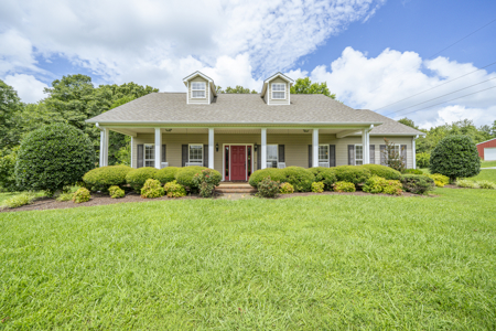 Premier TN Estate w/ Log Home, Stocked Lake, Barn, & Guest House - image 26